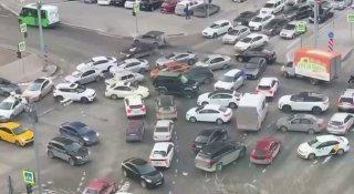 Десятки машин встали в гигантскую пробку в Тюмени.