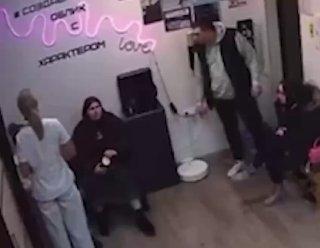 Скандальную бьюти-блогершу из Нижнего Новгорода избили в салоне красоты и вытащили за ноги на улицу.