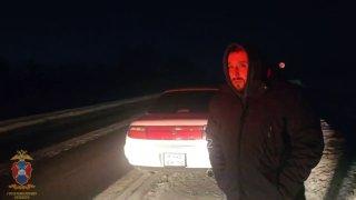 Сотрудники кузбасской полиции оказали помощь автомобилисту, оказавшемуся в затруднительной ситуации на загородной трассе