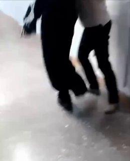 Учительница насильно затащила школьницу в туалет, чтобы заставить смыть макияж через принудительное умывание