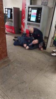 На станции «Коломенская» пассажир отказался от досмотра и оказался на полу...