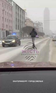 В Екатеринбурге был замечен безумный самокатчик, который покоряет городские...