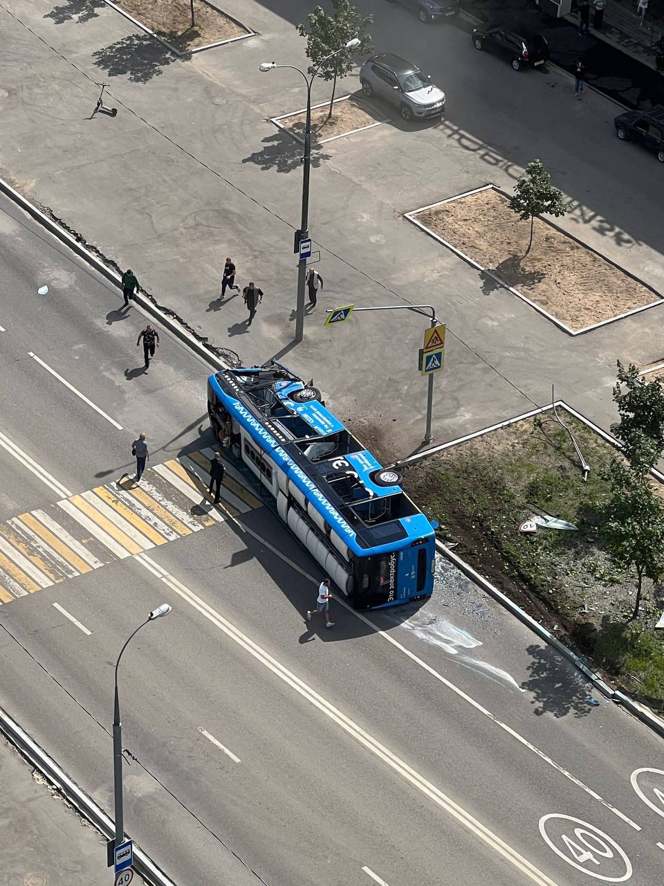 Электробус перевернулся москва. 08. Электробус перевернулся москва. Электробус перевернулся москва. Семья в автобусе.