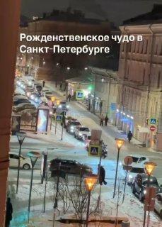 Жители Петербурга дружно помогли водителю выбраться из заснеженной парковки....