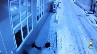 В Ростовской области два неловких вора устроили цирк в ювелирном магазине:...