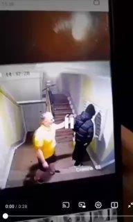 В Новом Уренгое в Ямало-Ненецком автономном округе мужчина напал на подростка...