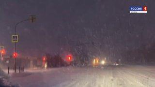 В Белгороде сильный снегопад, из-за этого на дорогах плохая видимость