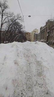 На Миусской площади появился гигантский сугроб и сразу стал новой фотозоной😆...