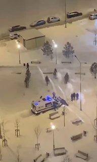 Скорую помощь, приехавшую на вызов в Москве, выталкивали из сугроба «всем двором».