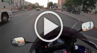 Приключения мотохруста, пожилой петербурженки и черноруса в этот заурядный вторник: мотоциклист с особенностями развития чуть не убил пенсионерку на пешеходном переходе