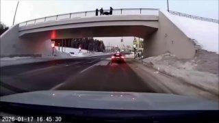 В Москве молодые люди скидывали глыбы льда на проезжающие машины около ТЦ...