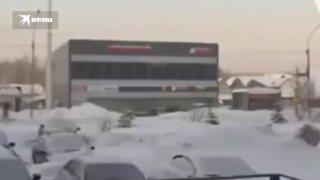 Крыша ТЦ рухнула из-за снега в Новосибирске, под завалами ищут мужчину