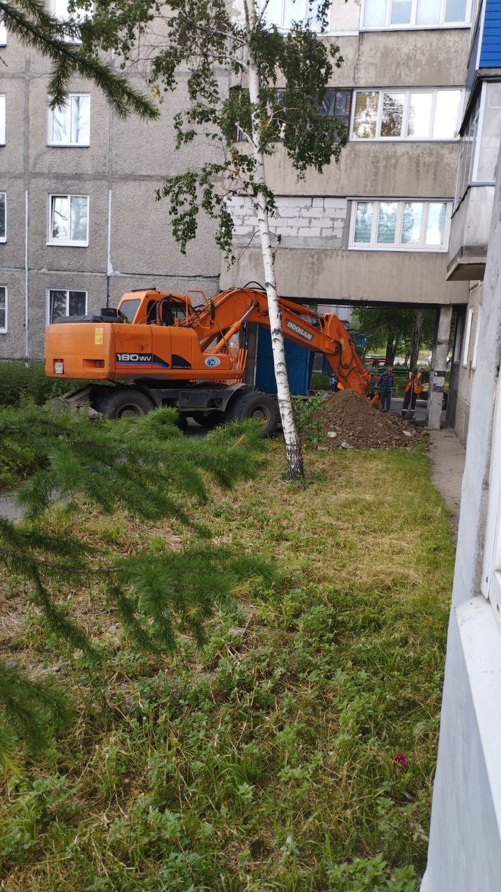 В Саяногорск прорвало трубу в Заводском микрорайоне,...