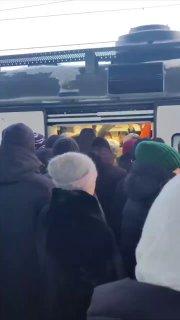 На МЦД-3 людей высаживают из вагонов, электрички стоят 🇷🇺 Источник: ЧП МОСКВА