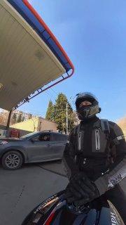 Мотоциклист из Тбилиси всего одним кадром записал самый эпичный короткометражный экшн на автозаправке.