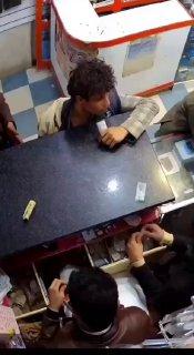 В Индии парень зачем-то прикусил аккумулятор и он в этот момент взорвался....