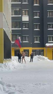 Полуголый мужчина в ЖК «Бригантина» показал местным жителям неприятную...