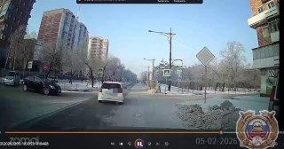 Водитель в центре Абакана снес знак, ограждение и едва не сбил девушку. Она...