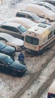 В Москве сотрудник скорой помощи устроил намаз во время вызова к пациенту...