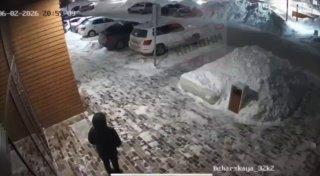 В Казани парень упал из окна многоэтажки по улице Бухарская. По...