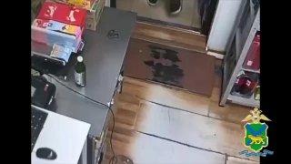 💬 Женщину, укравшую сигареты и вещи сотрудницы магазина в Артёме, задержала полиция