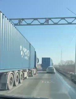 В Артеме на трассе водители большегрузов устроили опасную езду Кадры сняты во...