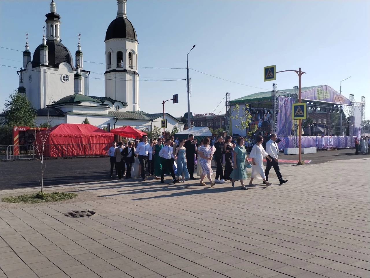 Вчера более трехсот выпускников одиннадцатых классов школ...