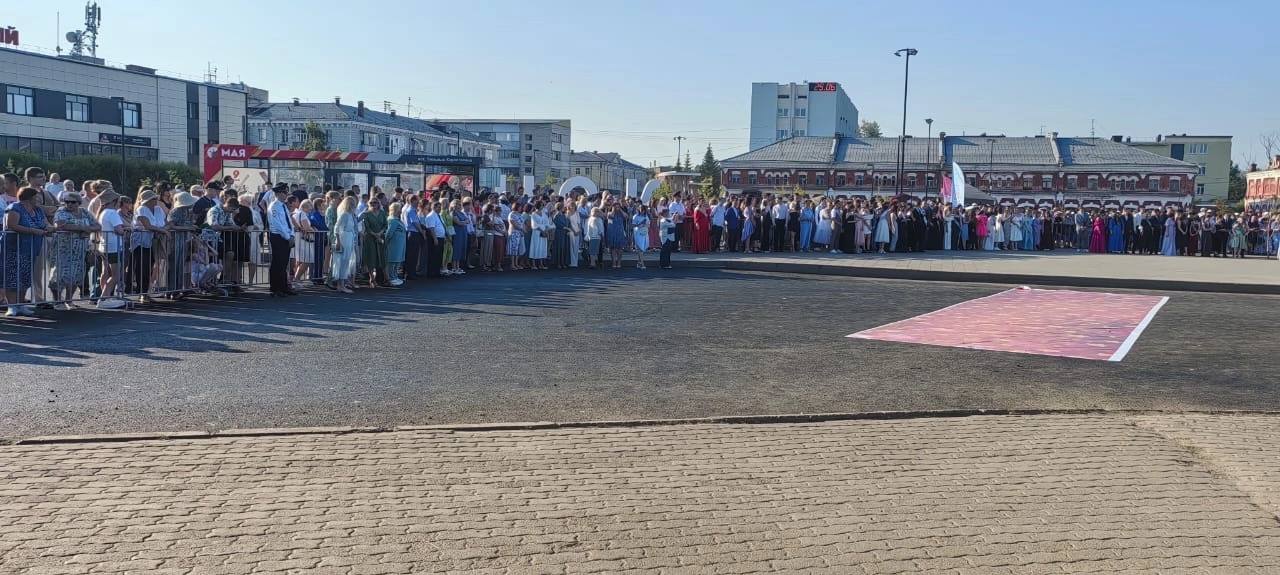 Вчера более трехсот выпускников одиннадцатых классов школ...