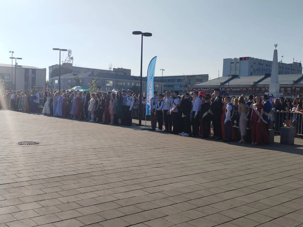 Вчера более трехсот выпускников одиннадцатых классов школ...