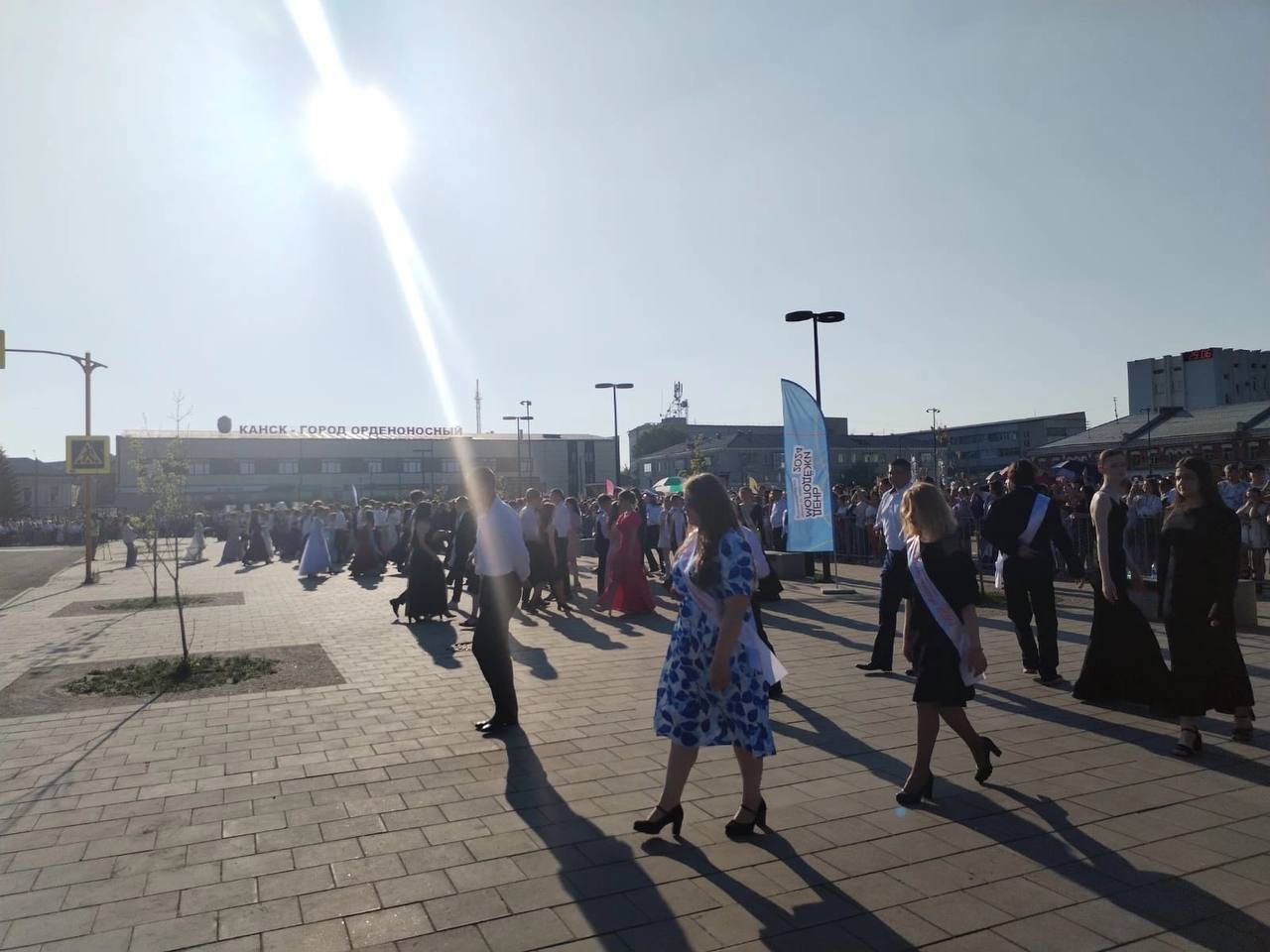 Вчера более трехсот выпускников одиннадцатых классов школ...