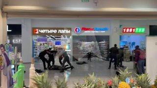 В Москве толпа бородачей избила охранников в ТЦ «Щука».