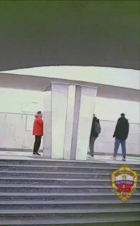 Двое мужчин избили пассажира на станции 