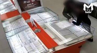 Двенадцать золотых цепей стащил грабитель из ювелирки в Чите. 33-летний мэн...