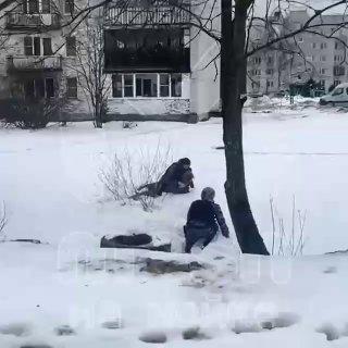 Неадекват пытался прорваться в детский сад в Колпинском районе — гнать его с...