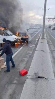 Газель и Жигули загорелись после ДТП на внешней стороне МКАД На месте...