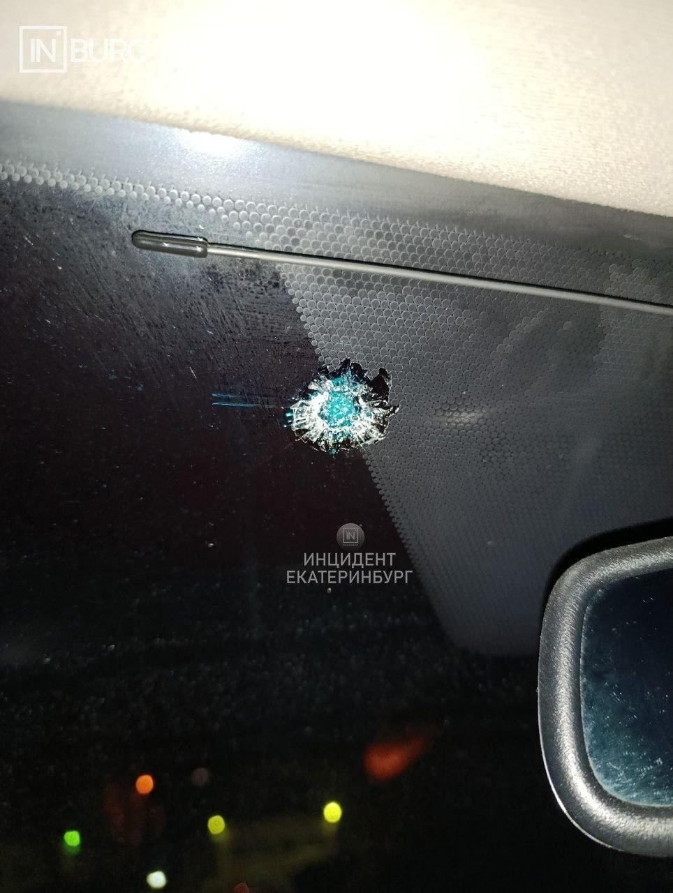 На Бебеля неизвестные повредили несколько автомобилей